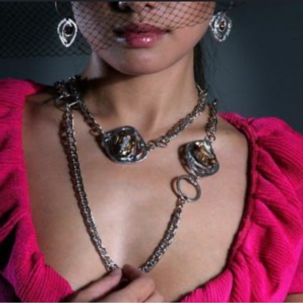 Elegant Silver Chain Necklace with Intricate Detailing
